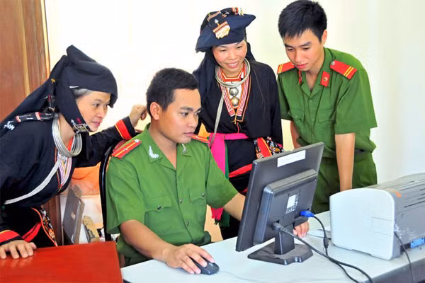Công an huyện Ba Vì hướng dẫn phụ nữ dân tộc sử dụng máy tính.
