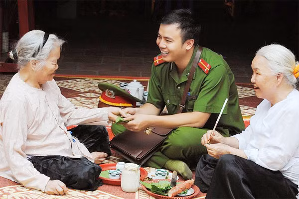 Chan hoà với dân.