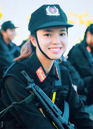 Chân dung nữ cảnh sát đặt nhiệm.