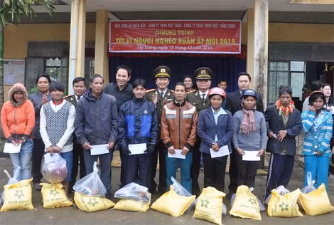 Đại diện Báo CAND, Công ty TNHH Việt Tuấn và Công ty TNHH TMDV Việt Tuấn Trinh, cùng Công an tỉnh Quảng Nam, Công an huyện Tây Giang tặng 100 suất quà cho đồng bào nghèo xã Bhalêê.
