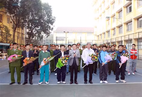 Trung tướng Trần Văn Nhuận, Phó Tổng cục trưởng Tổng cục XDLL - CAND cùng các đại biểu dự buổi giao lưu.