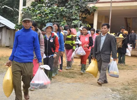 Bà con Cơ Tu xã biên giới A Xan phấn khởi đón đợi nhận quà chương trình “Tết vì người nghèo Ất Mùi 2015” của Báo CAND