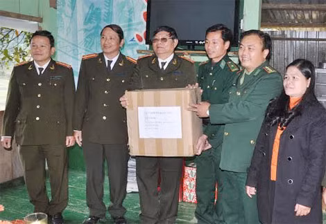Đại diện Báo CAND tặng quà cán bộ chiến sĩ Đồn Biên phòng A Xan.