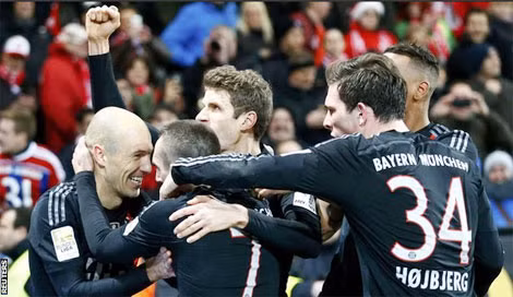 Các cầu thủ Bayern Munich ăn mừng sau chiến thắng 2-1 trước Mainz 05 (BBC).
