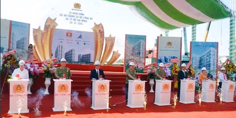 Các đồng chí lãnh đạo nhấn nút khởi công dự án.