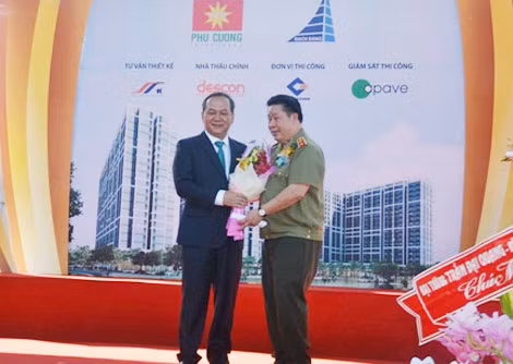 Thứ trưởng tặng hoa cho ông Nguyễn Việt Cường - Tổng Giám đốc Công ty CP Đầu tư Phú Cường.
