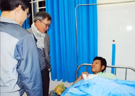 Các cơ quan chức năng thăm hỏi, động viên các nạn nhân tại bệnh viện.