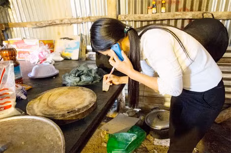 Lịch ăn hàng ngày của 12 người mắc kẹt được lên kế hoạch chu đáo. Thực đơn lần lượt được xoay vòng là sữa Ensure, cháo gà, nước gừng pha muối và đường. Từ ngày 18, các nạn nhân mắc kẹt được bổ sung thêm thức ăn dinh dưỡng đặc biệt. Lịch ăn hàng ngày của 12 người mắc kẹt được lên kế hoạch chu đáo. Thực đơn lần lượt được xoay vòng là sữa Ensure, cháo gà, nước gừng pha muối và đường. Từ ngày 18, các nạn nhân mắc kẹt được bổ sung thêm thức ăn dinh dưỡng đặc biệt.