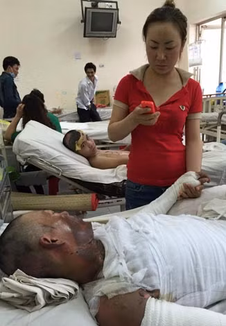 Chị Lan lo lắng cho tình cảnh khó khăn sắp tới của vợ chồng mình.