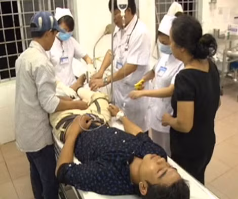 Anh Chiến đang được cấp cứu tại bệnh viện.