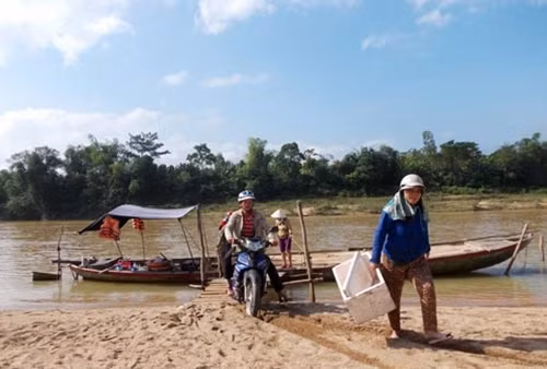 Đò là phương tiện đi lại duy nhất của người dân “ốc đảo” qua trung tâm xã Đại Sơn.