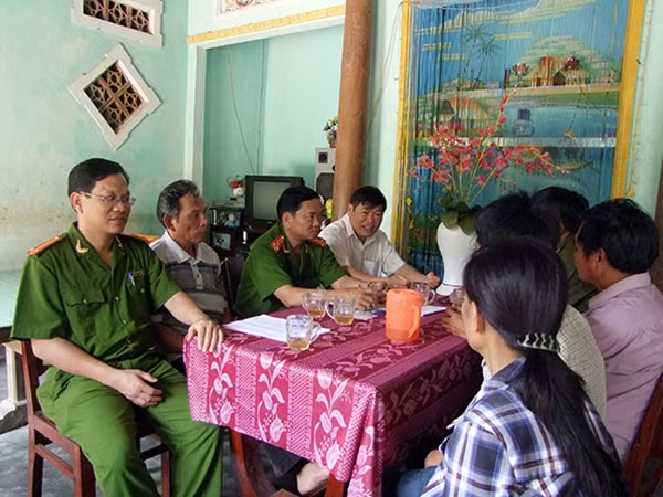 Công an tỉnh Quảng Nam tuyên truyền về tác hại của ma túy đến từng hộ dân.
