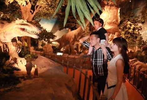 Vượt qua không gian của làng Pháp, du khách sẽ đầy hứng khởi với 100 trò chơi hấp dẫn trong Fantasy Park- một trong 5 khu vui chơi trong nhà lớn nhất Châu Á. Được thiết kế dựa trên cảm hứng những câu chuyện cổ tích kỳ thú, Fantasy Park với nhiều trò chơi hấp dẫn như tháp rơi tự do, Phi công skiver, nhà ma, Hành trình trong lòng đất, Công viên khủng long ... Tất cả đều mang đến cảm giác mạnh, kích thích sự khám phá của người nhập cuộc.
