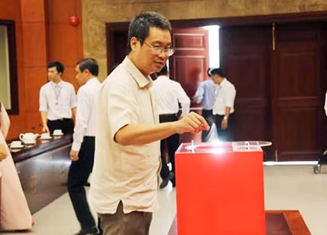 Đại biểu HĐND bỏ phiếu bầu Chủ tịch UBND thành phố.