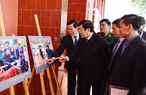 Chủ tịch nước Trương Tấn Sang và các đại biểu xem lại hình ảnh của chương trình “Bò giống giúp người nghèo biên giới”.