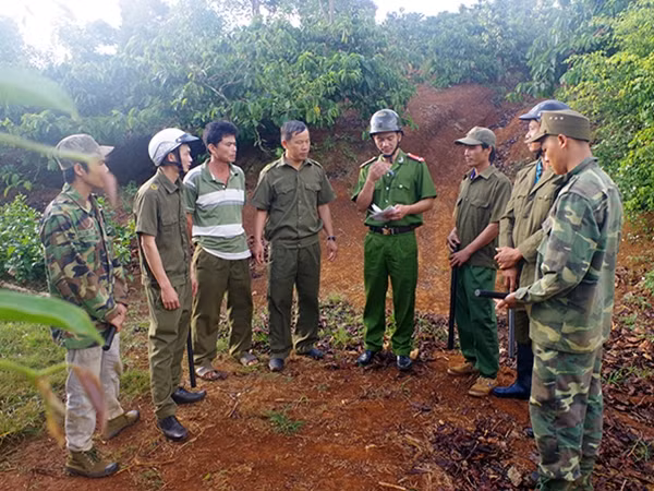 Công an xã Đức Minh triển khai phương án bảo vệ cho các tổ bảo vệ cà phê trên địa bàn.