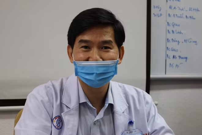 TS.BS. Lâm Việt Trung – Trưởng khoa Ngoại Tiêu hóa Bệnh viện Chợ Rẫy trao đổi về ca bệnh.
