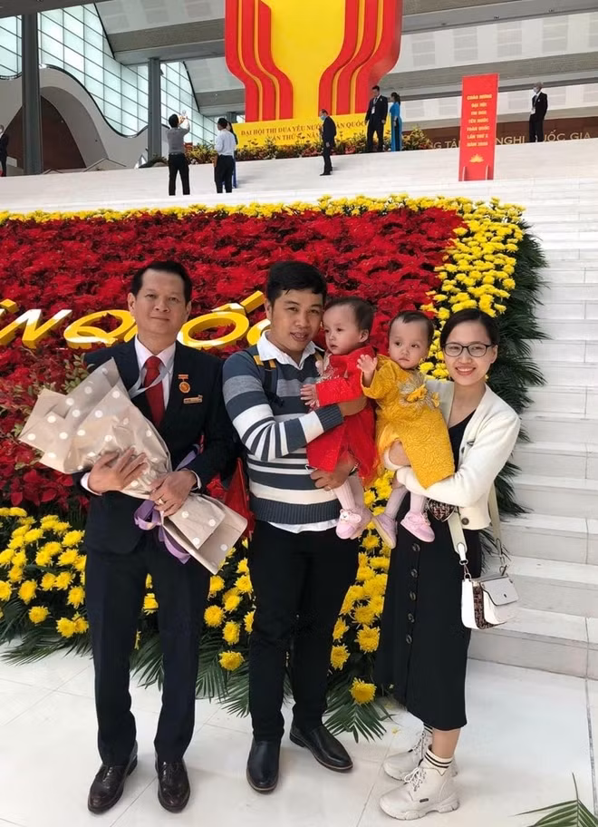 TS BS Trương Quang Định, Giám đốc Bệnh viện Nhi đồng thành phố chụp hình cùng cha mẹ và hai bé Trúc Nhi - Diệu Nhi bên lè Đại hội.