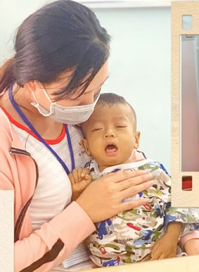 Mẹ con chị Đào tại Bệnh viện Nhi đồng 2 TP Hồ Chí Minh.