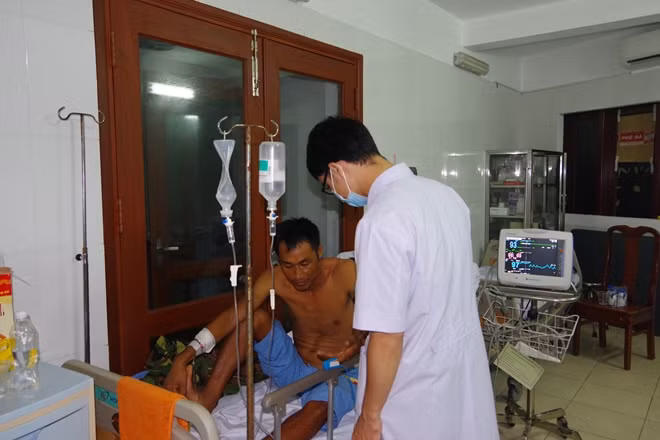 Kiểm tra tình trạng bệnh nhân trước khi từ Bệnh xá Đảo Trường Sa về đất liền