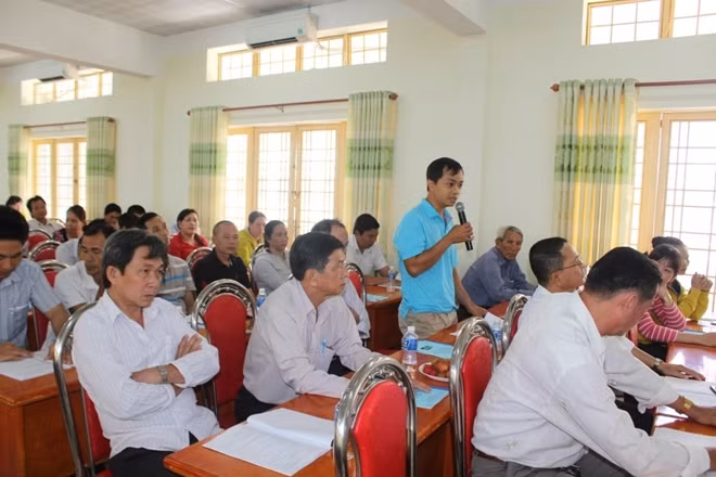 Các bậc phụ huynh trường THCS Bình Chánh đóng góp nhiệt tình ý kiến với nhà trường tại một buổi họp Đại hội đại biểu Cha mẹ học sinh. ( minh hoạ)