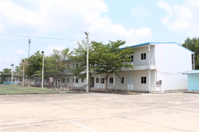 CBCNV nhà trường Trung cấp CSND VI -cơ sở 2 nhường lại toàn bộ khu vực phòng ở tiện nghi nhất dành làm khu cách ly phòng chống dịch COVID-19 cho tỉnh Đồng Nai.