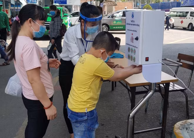 Máy sát khuẩn tay tự động được lắp đặt ngay cổng vào bệnh viện Nhi đồng 1 dưới sự giám sát của bảo vệ cho người bệnh, và thân nhân khi đến bệnh viện được sát khuẩn tay.