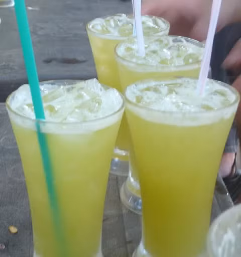 Nước mía, nước cam ép để giải nhiệt được người dân TP Hồ Chí Minh chọn sử dụng nhiều trong những ngày nắng nóng hiện nay