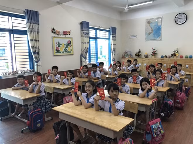 Học sinh Tiểu học Lê Đức Thọ Gò Vấp phấn chấn trở lại trường ngày 11-5 trong vòng tay yêu thương động viên của thầy cô.