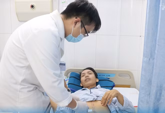 Bác sĩ thăm khám cho bệnh nhân sau mổ đánh giá bệnh nhân đang hồi phục rất nhanh.