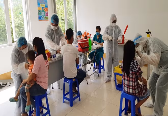 Nhân viên y tế TP Hồ Chí Minh tổ chức xét nghiệm giám sát COVID-19 đối với người rời Đà Nẵng từ ngày 1/7