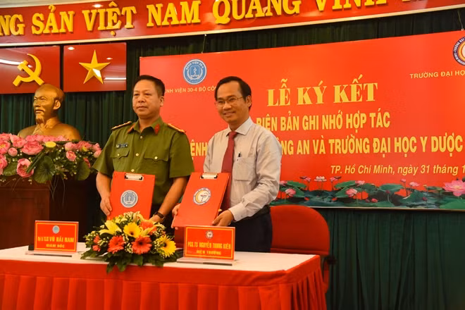 Lễ ký kết hợp tác giữa hai bên vào chiều 31/12 tại BV 30/4.