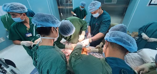 Ekip tiến hành ca mổ cho bệnh nhân ngã từ độ cao 13 mét đã làm tất cả những gì có thể để cứu sống bệnh nhân.