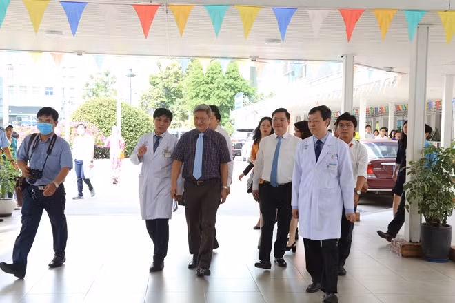 Thứ trưởng Bộ Y tế Nguyễn Trường Sơn cùng ban lãnh đạo BV chợ Rẫy đi kiểm tra qui trình khám chữa bệnh ứng dụng Thẻ khám bệnh, thanh toán trực tuyến