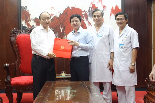 Thủ tướng Nguyễn Xuân Phúc trao tặng món quà động viên tập thể Y bác sỹ Bệnh viện Thống Nhất.