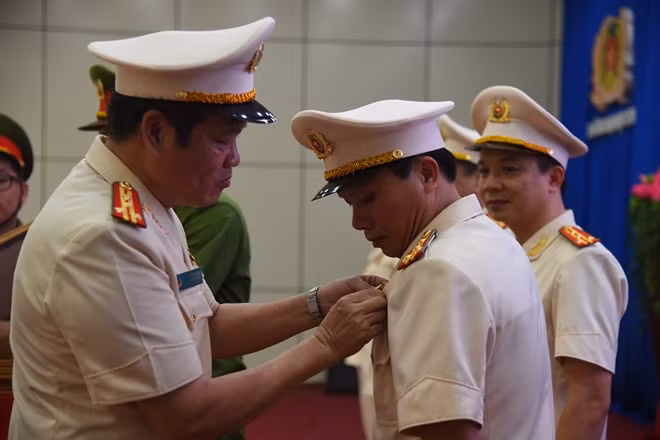 Đại tá Trần Thành Hưng, Hiệu trưởng Đại học CSND trao kỷ niệm chương Vì Sự nghiệp giáo dục cho 22 thầy cô giáo.