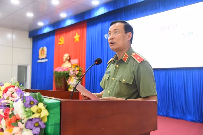 Thứ Trưởng Bộ Công an Lê Tấn Tới phát biểu chỉ đạo tại lễ mít tinh Ngày nhà giáo Việt Nam tại trường Đại học CSND.