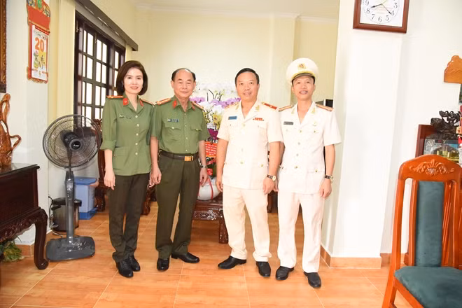 Đại tá Trần Kim Thẩm, Phó Tổng biên tập báo CAND cùng đoàn công tác báo CAND chúc mừng thầy trò nhà trường Đại học ANND.