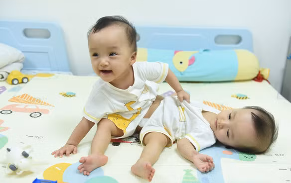 Những giây phút chơi đùa của hai bé trước ca đại phẫu.