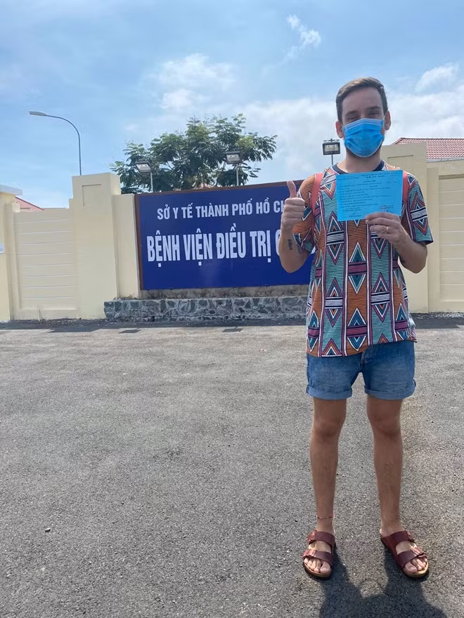 Bệnh nhân xuất viện ngày 18/4 trong tâm trạng vui vẻ và sức khoẻ đã ổn định, và tiếp tục cách ly 14 ngày tại nhà theo qui định.