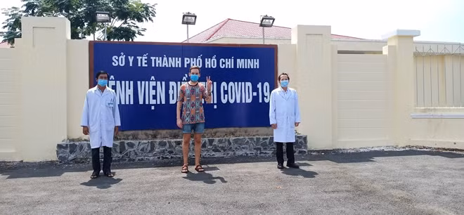 Các bác sỹ Bệnh viện Điều trị COVID-19 Cần giờ đưa BN tới tận cổng trong buổi sáng xuất viện ngày 18-4.