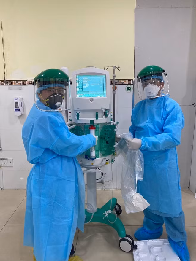 Đội trưởng đội phản ứng nhanh số 1 của Bệnh viện Chợ Rẫy đã tiến hành cấp cứu bệnh nhân nặng trong đêm ngay khi tới Đà Nẵng.