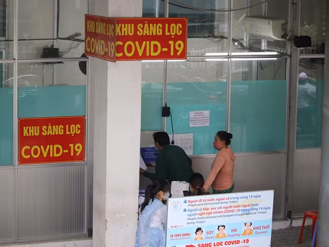 TẠi khu khám bệnh của BV Chợ Rẫy đã có phân khu riêng biệt dành cho công tác khám sàng lọc phát hiện bệnh nhân nghi nhiễm COVID-19.