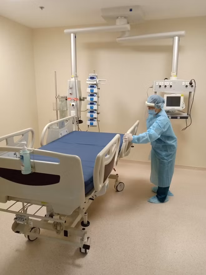 Bệnh viện tiến hành khử khuẩn, sát trùng trong toàn Bệnh viện, nhất là tại các khu vực đã có BN 449 và 450 từng điều trị.