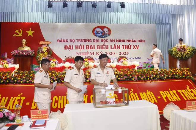 Đại biểu tiến hành bỏ phiếu bầu Ban chấp hành Đảng bộ trường ĐH ANND nhiệm kỳ 2020-2025