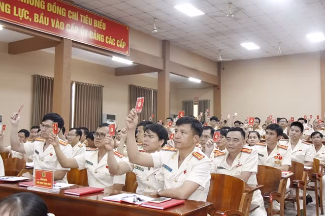 Các đại biểu tham gia biểu quyết tại Đại hội