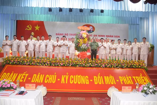 Thứ trưởng Nguyễn Văn Thành chúc mừng và chụp hình lưu niệm cùng các đồng chí trúng cử vào Ban Chấp hành Đảng bộ ĐH ANND (nhiệm kỳ 2020-2025).