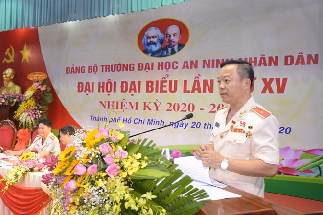 Thiếu tướng Phan Xuân Tuy, Hiệu trưởng ĐH ANND phát biểu tại Đại hội.