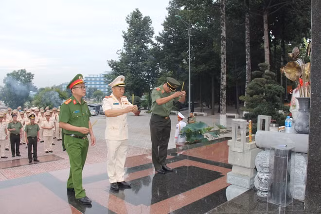 Thứ trưởng Nguyễn Văn Thành cùng các đại biểu tham dự đại hội làm lễ dâng hương tại Tượng đài Bác Hồ tại Trường ĐH ANND.