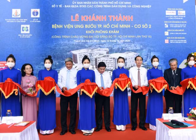 Các đại biểucắt băng khánh thành Bệnh viện Ung bướu cơ sở 2